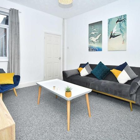 The Yellow Door By Avenew Management Serviced Accommodation Stoke-on-Trent Dış mekan fotoğraf