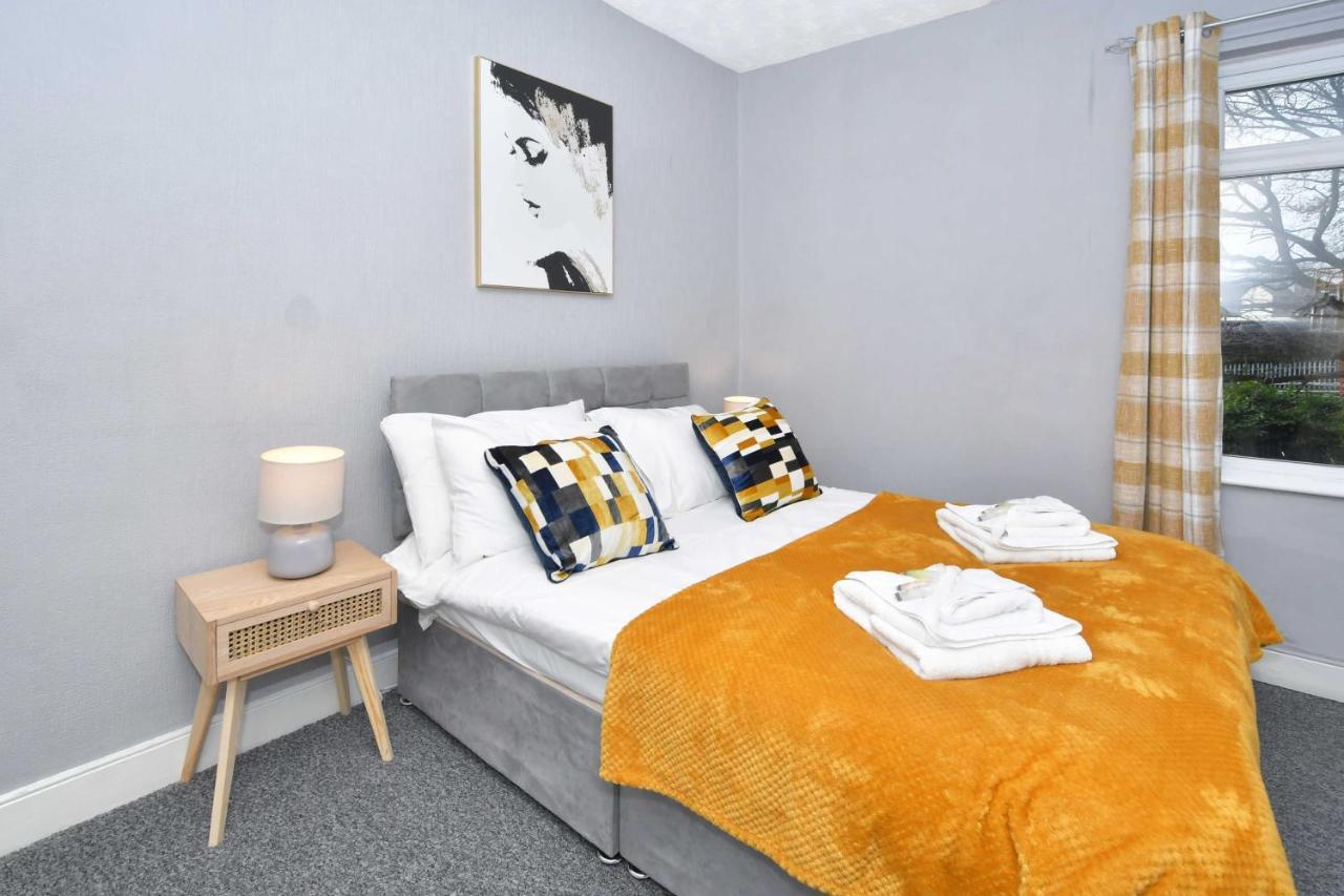 The Yellow Door By Avenew Management Serviced Accommodation Stoke-on-Trent Dış mekan fotoğraf