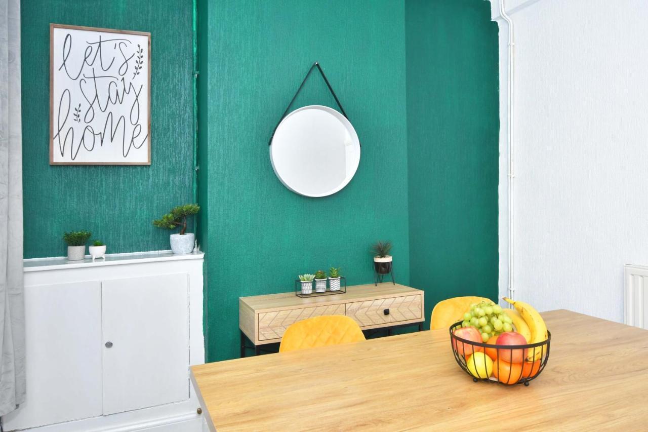 The Yellow Door By Avenew Management Serviced Accommodation Stoke-on-Trent Dış mekan fotoğraf