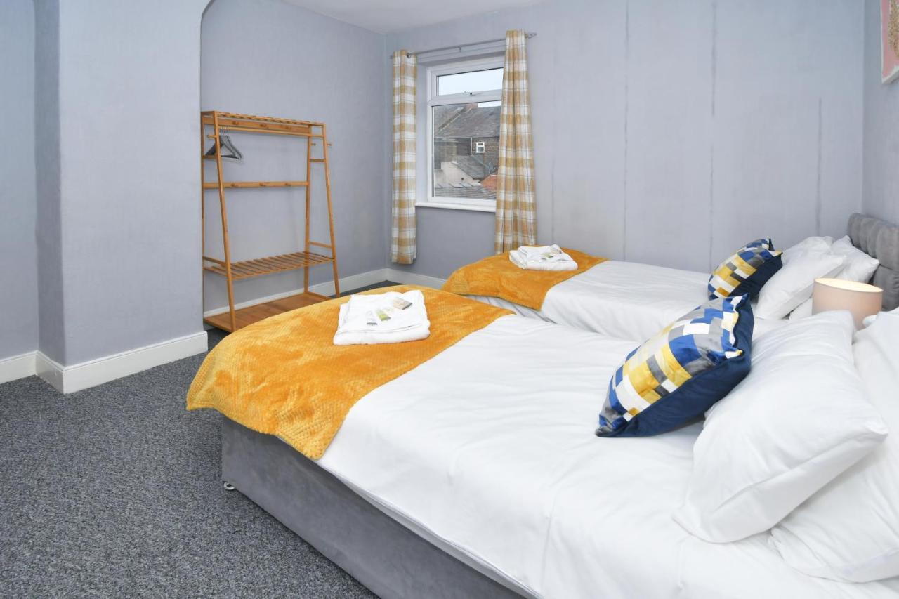 The Yellow Door By Avenew Management Serviced Accommodation Stoke-on-Trent Dış mekan fotoğraf