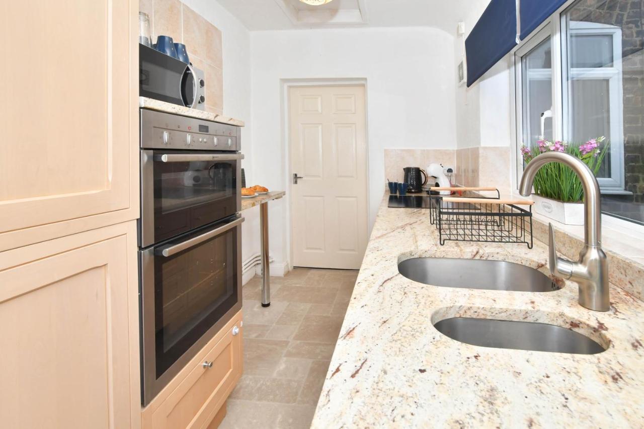 The Yellow Door By Avenew Management Serviced Accommodation Stoke-on-Trent Dış mekan fotoğraf