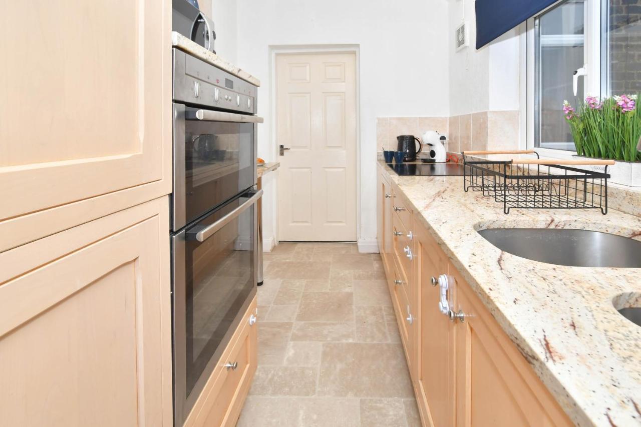 The Yellow Door By Avenew Management Serviced Accommodation Stoke-on-Trent Dış mekan fotoğraf