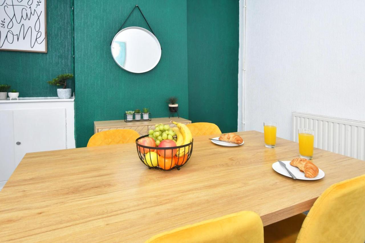 The Yellow Door By Avenew Management Serviced Accommodation Stoke-on-Trent Dış mekan fotoğraf
