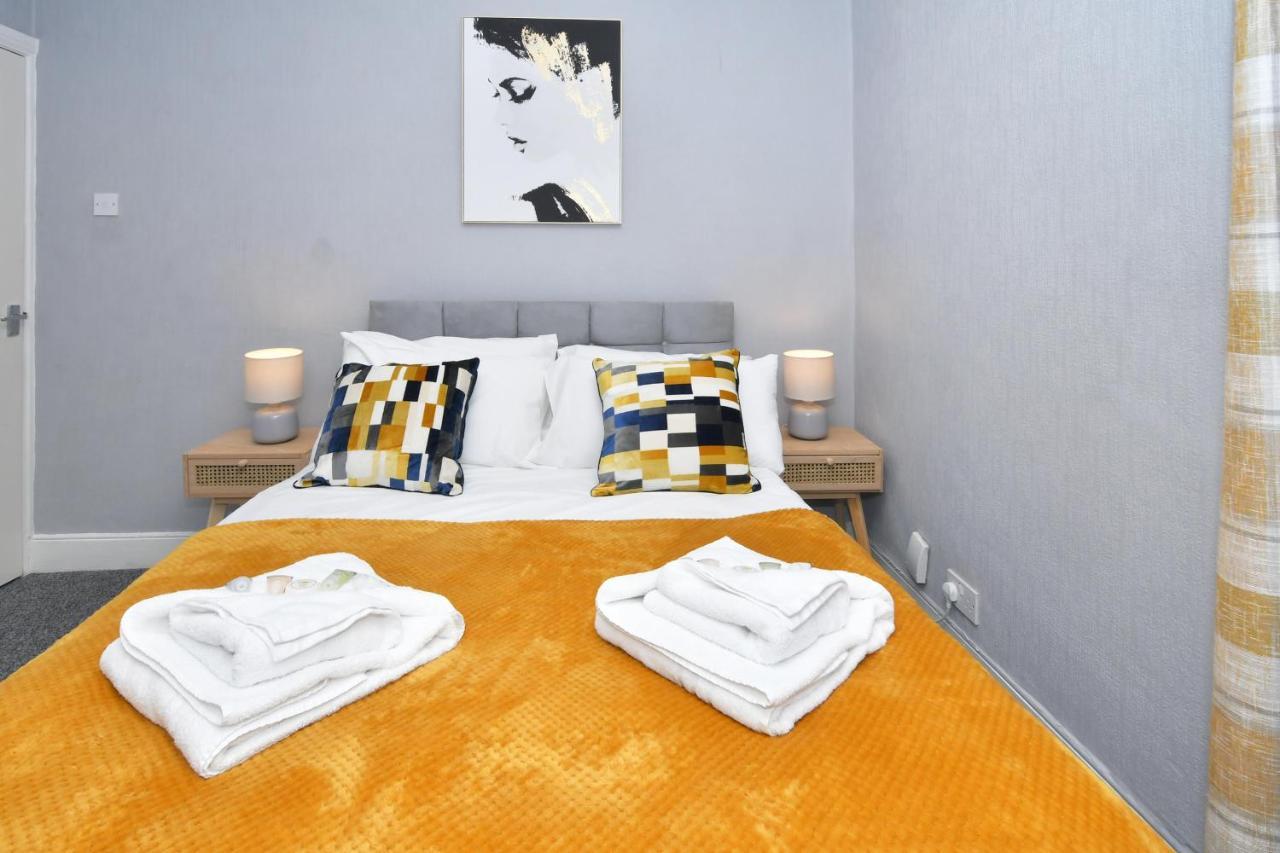 The Yellow Door By Avenew Management Serviced Accommodation Stoke-on-Trent Dış mekan fotoğraf