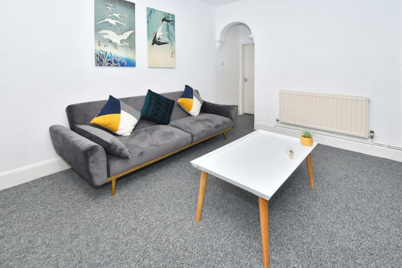 The Yellow Door By Avenew Management Serviced Accommodation Stoke-on-Trent Dış mekan fotoğraf