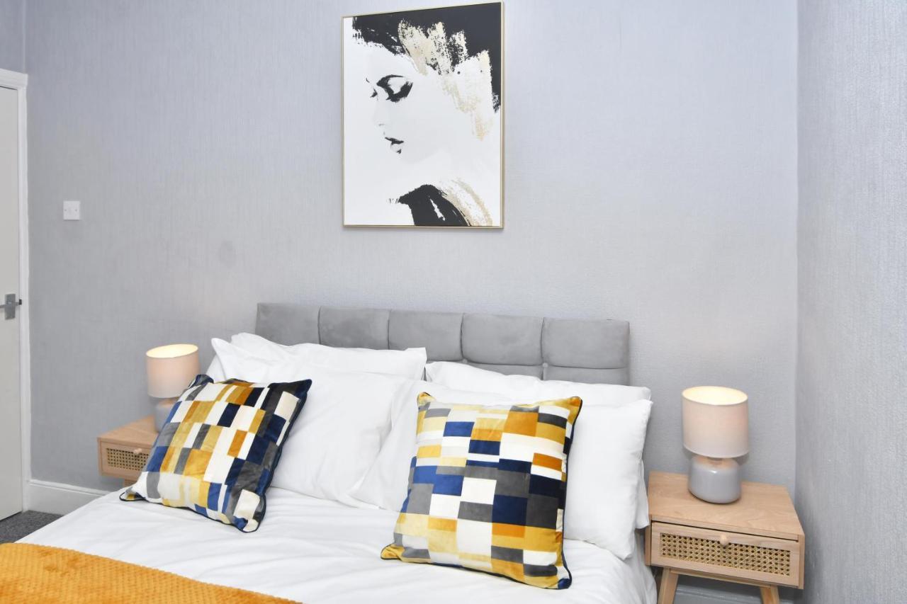 The Yellow Door By Avenew Management Serviced Accommodation Stoke-on-Trent Dış mekan fotoğraf