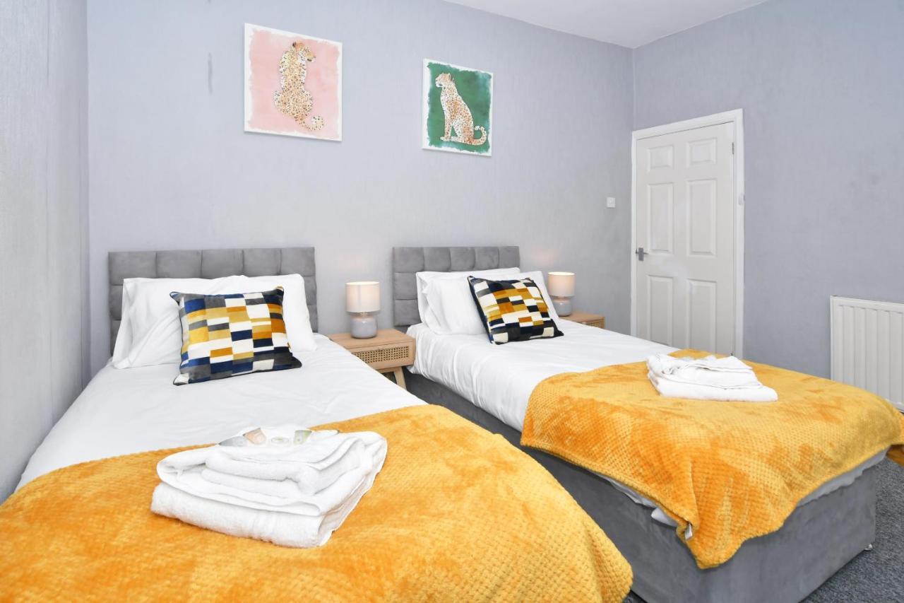 The Yellow Door By Avenew Management Serviced Accommodation Stoke-on-Trent Dış mekan fotoğraf