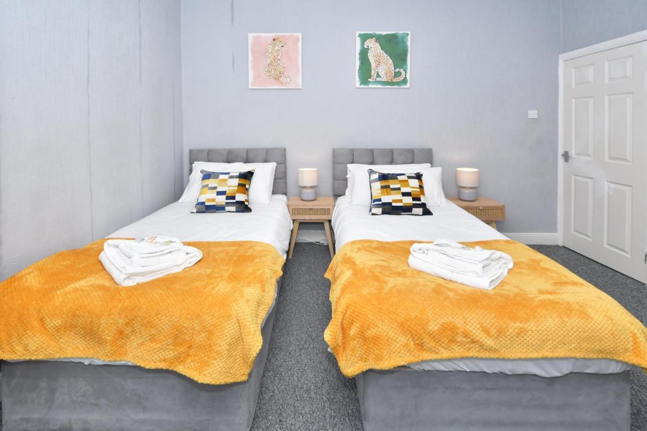 The Yellow Door By Avenew Management Serviced Accommodation Stoke-on-Trent Dış mekan fotoğraf