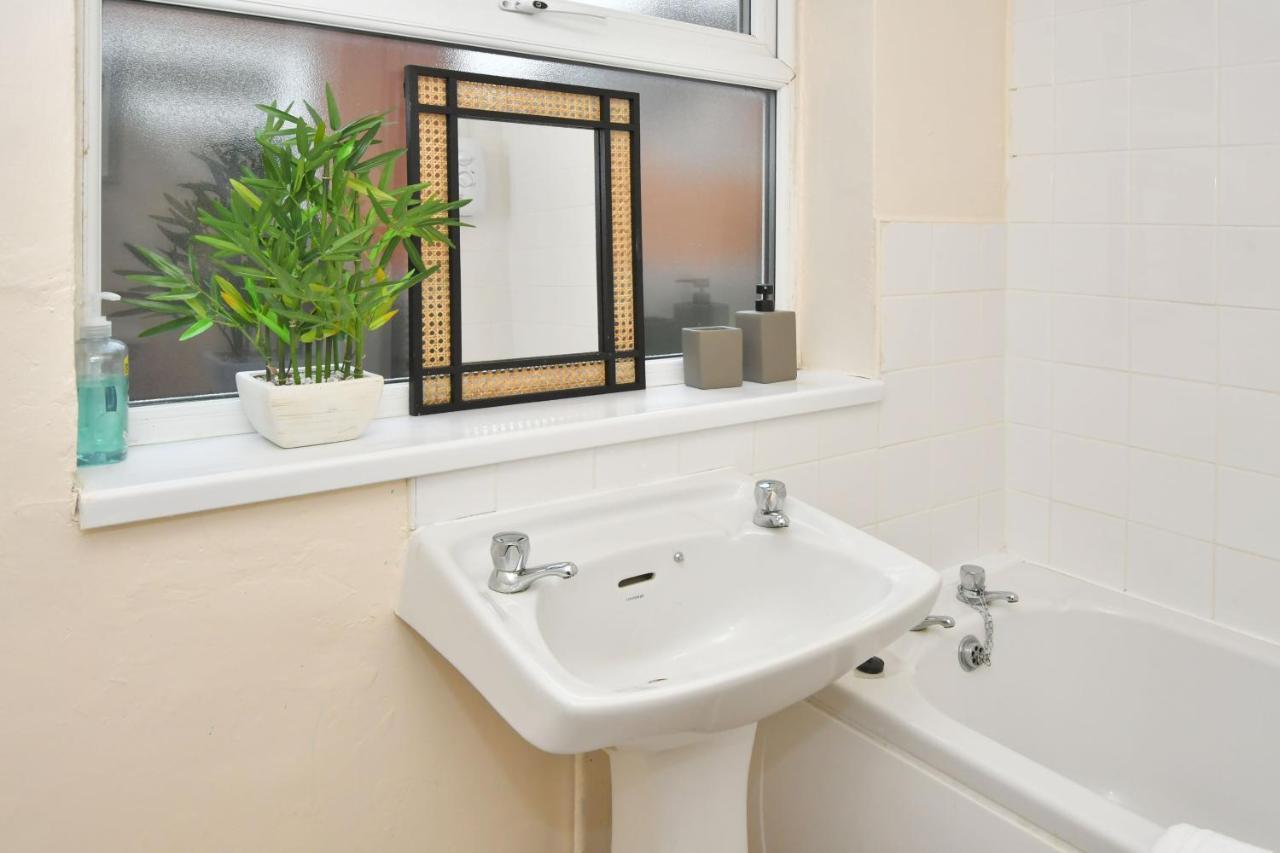 The Yellow Door By Avenew Management Serviced Accommodation Stoke-on-Trent Dış mekan fotoğraf