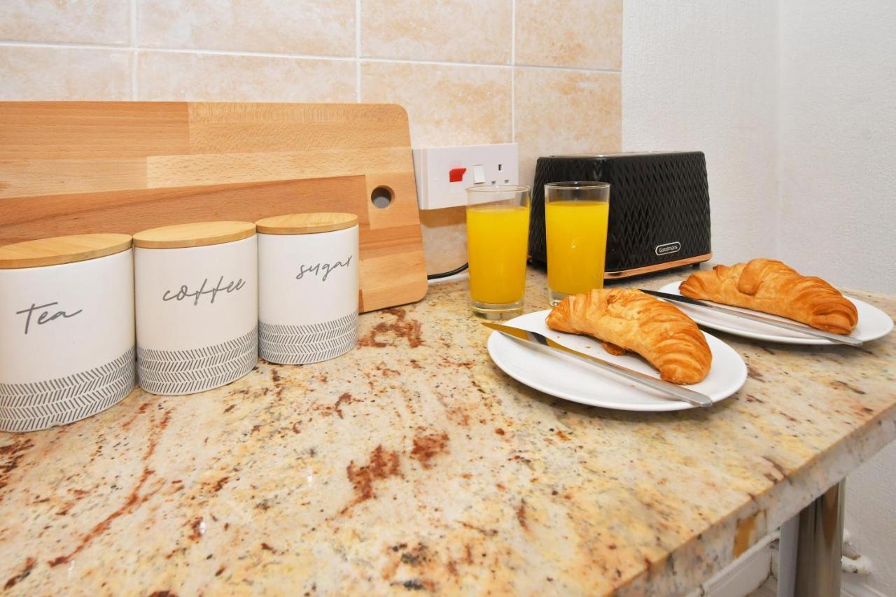 The Yellow Door By Avenew Management Serviced Accommodation Stoke-on-Trent Dış mekan fotoğraf