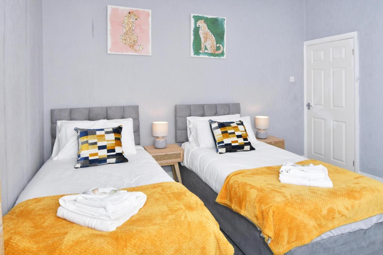 The Yellow Door By Avenew Management Serviced Accommodation Stoke-on-Trent Dış mekan fotoğraf