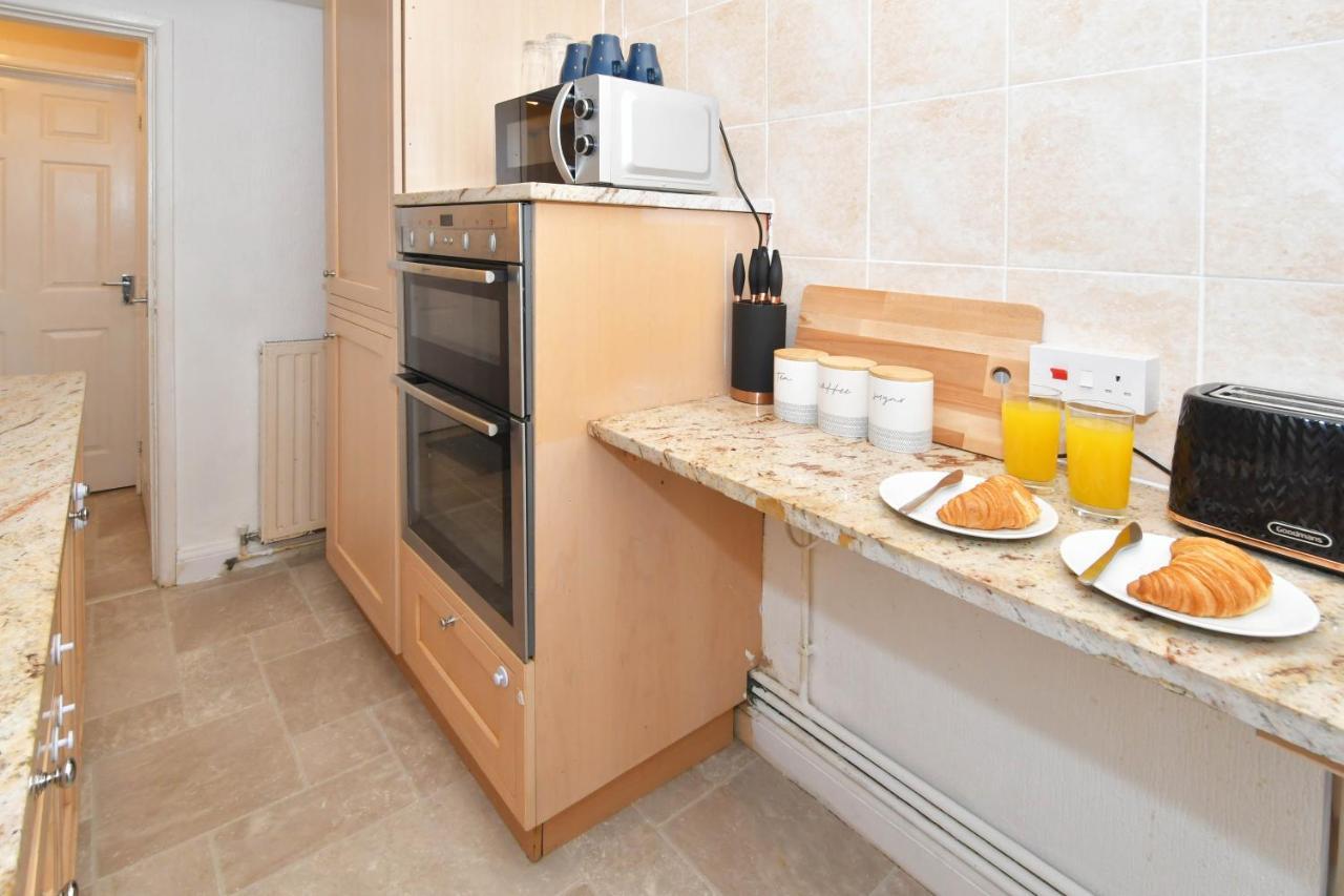 The Yellow Door By Avenew Management Serviced Accommodation Stoke-on-Trent Dış mekan fotoğraf